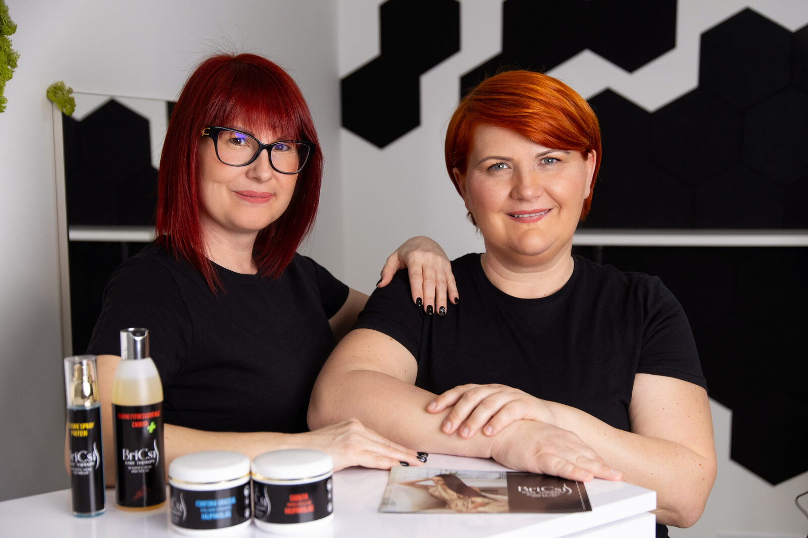 Brigi és Csilla, a BriCsi Hair Therapy alapítói a termékcsaláddal