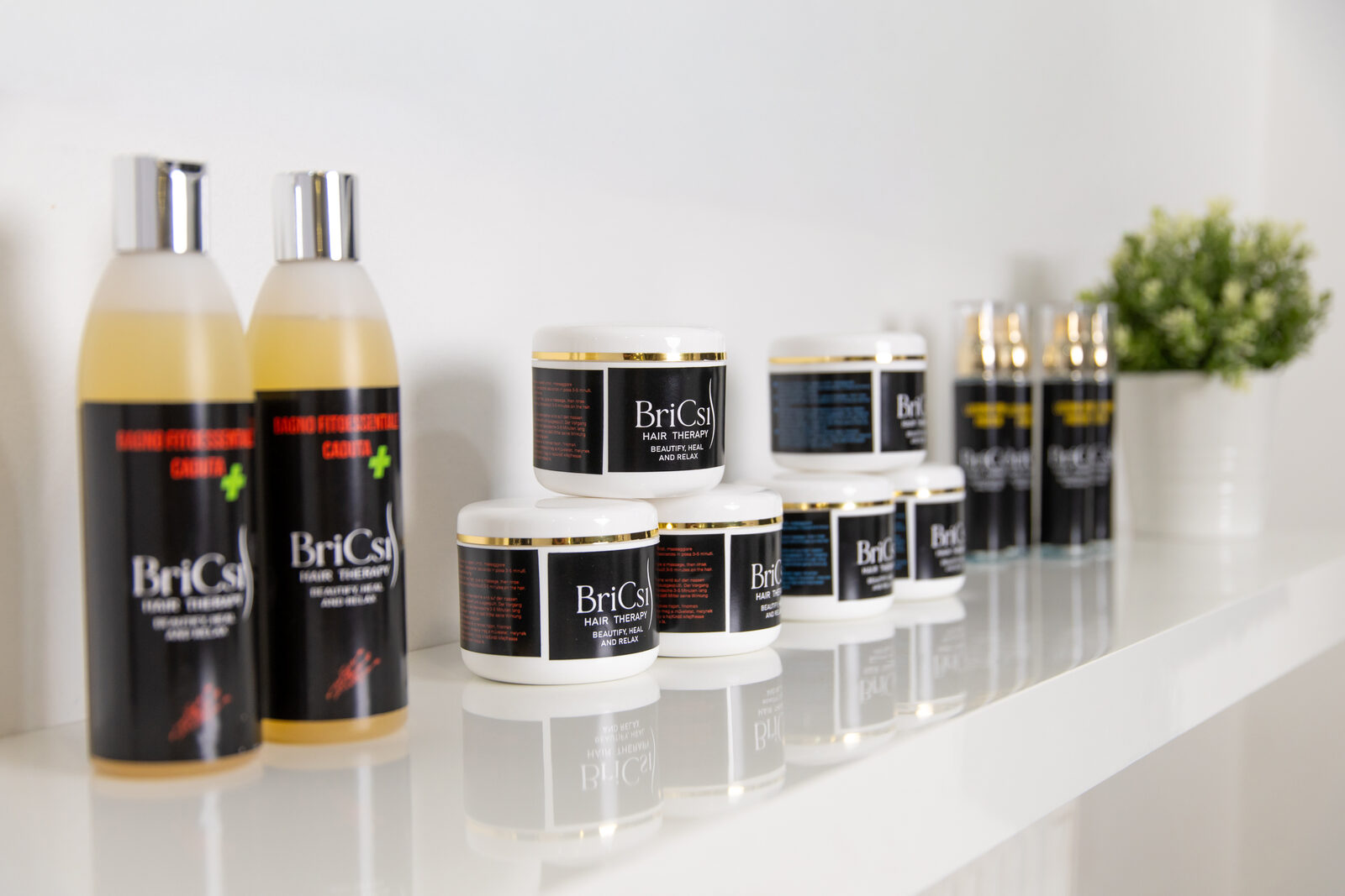 A teljes BriCsi Hair Therapy termékcsalád a szalon polcán